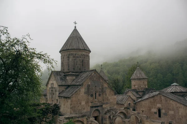 Kościół Lesie Podczas Mgły — Zdjęcie stockowe