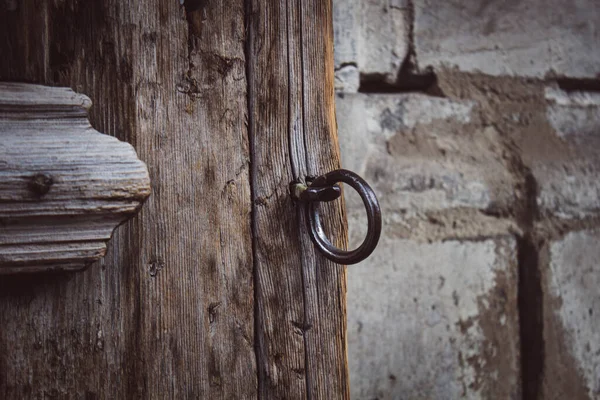Yüzüklü eski ahşap kapı