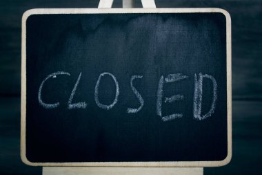 Yazı tahtaya kapatıldı.