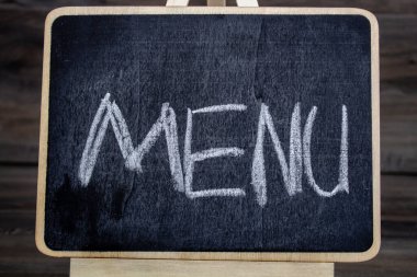 Tahtadaki MENU yazısını.