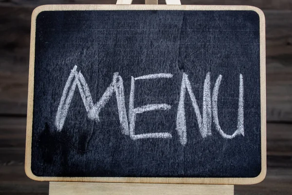 Tahtadaki MENU yazısını.