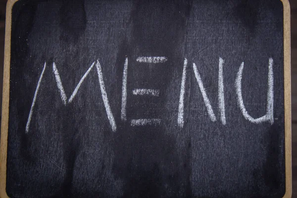 Tahtadaki MENU yazısını.