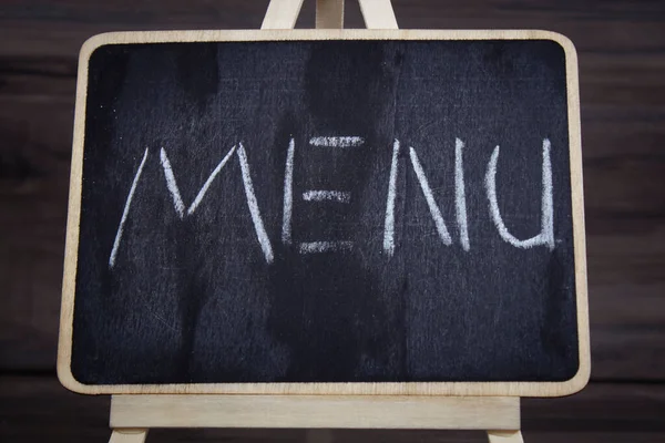 Tahtadaki MENU yazısını.