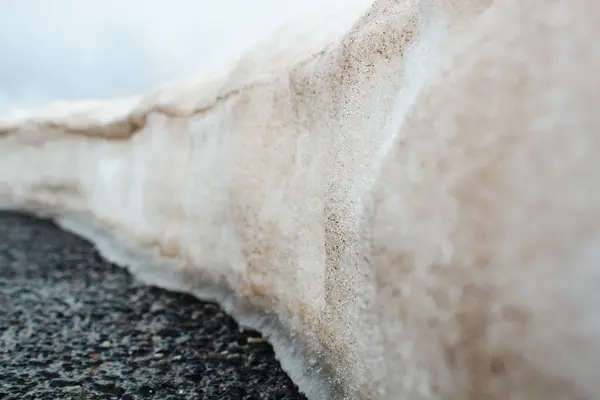 アスファルト道路の雪の層 — ストック写真