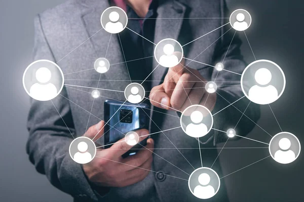 Halkın ağ bağlantısının simgeleri. Ekrana tıklayan adam