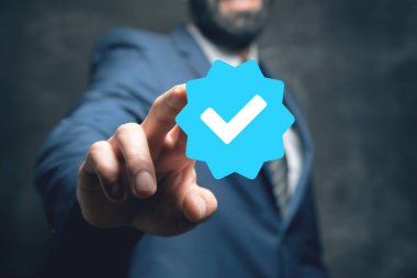 Doğrulanmış hesap simgesi. Doğrulanmış hesap konsepti simgesi. Ekranda tıklayan adam