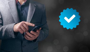 Doğrulanmış hesap simgesi. Doğrulanmış hesap konsepti simgesi. Ekranda tıklayan adam