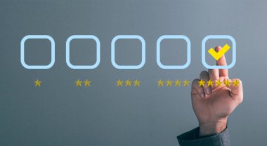 İşaretli puanlar için yıldızlar. Ekranda tıklayan adam
