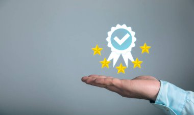 Teminat ürünü ve ISO servis konsepti için en iyi kalite güvencesini elinde tutan ve gösteren iş adamı
