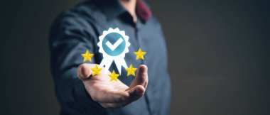 Teminat ürünü ve ISO servis konsepti için en iyi kalite güvencesini elinde tutan ve gösteren iş adamı