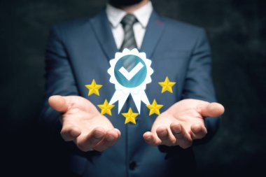 Teminat ürünü ve ISO servis konsepti için en iyi kalite güvencesini elinde tutan ve gösteren iş adamı