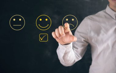 Duygusal simgeler ve işaretleme işareti. Kalite kontrolü. Ekranda tıklayan adam