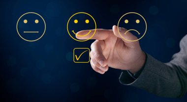 Duygusal simgeler ve işaretleme işareti. Kalite kontrolü. Ekranda tıklayan adam