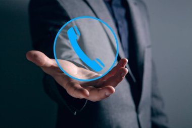 Çemberdeki el yazısı simgesi. Elinde tutan adam.