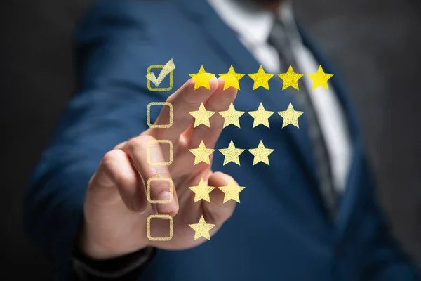 Yıldız derecelendirme ve kontrol işareti. Ekranda tıklayan adam