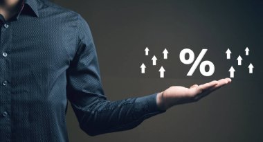 Oklu yüzde ikon. Yüzde artışı. Elinde tutan adam.