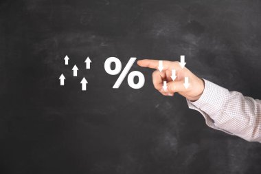 Yukarı ve aşağı okları olan yüzde bir simge. Ekranda tıklayan adam