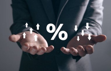 Yukarı ve aşağı okları olan yüzde bir simge. Adam elinde tutuyor.