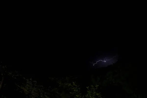 Relâmpago Céu Noturno Sobre Floresta — Fotografia de Stock