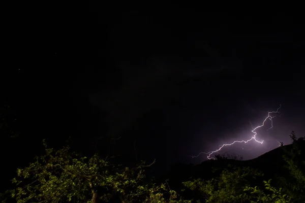 Relâmpago Céu Noturno Sobre Floresta — Fotografia de Stock