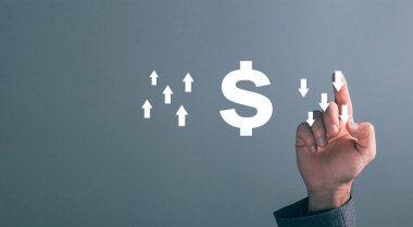 Yukarı ve aşağı okları olan dolar simgesi. Ekranda tıklayan adam