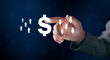 Yukarı ve aşağı okları olan dolar simgesi. Ekranda tıklayan adam