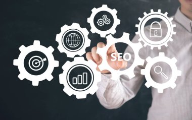 Seo viteste. Ekranda tıklayan adam