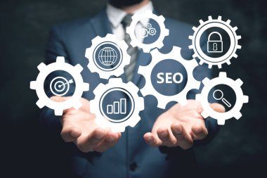 Seo viteste. Elinde tutan adam.