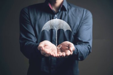 İnternetteki şemsiye. Ağ koruma kavramı. Elinde tutan adam.