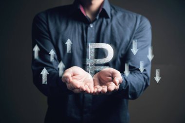 Kanaldan Ruble. Oklar yukarı ve aşağı. Elinde tutan adam.