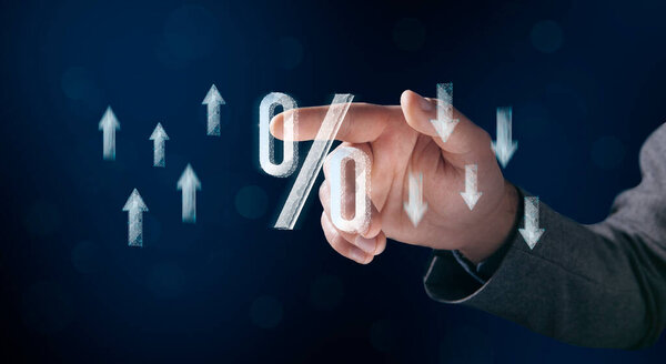 Значок процента и вверх и вниз стрелки из паутины. Человек стучит по экрану