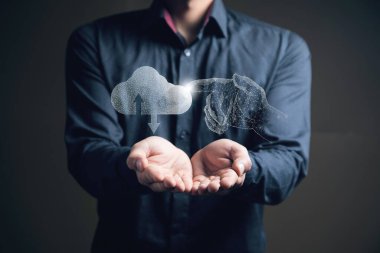 İnternetten bir el bulut deposuna tıklıyor. Elinde tutan adam.