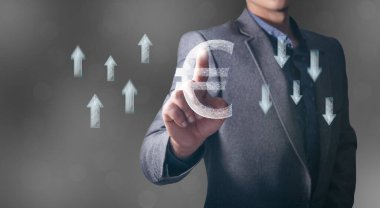 İnternetteki Avrupa ikonu ve yukarıdan aşağıya oklar. Ekranda tıklayan adam