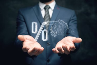 El, ağdan gelen yüzdeye tıklıyor. Elinde tutan adam.