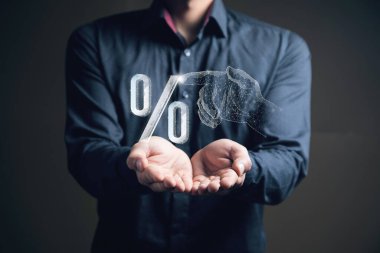 El, ağdan gelen yüzdeye tıklıyor. Elinde tutan adam.