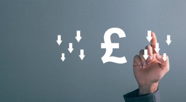 Aşağı okları olan Sterling ikonu. Ekranda tıklayan adam