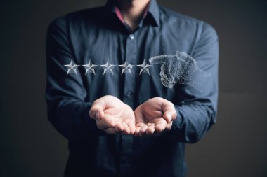 Yıldızlardan gelen bir el reyting için yıldızlara tıklıyor. Elinde tutan adam.