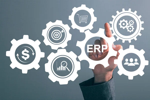 ERP ve vites simgeleri. Atılgan kaynak planlama konsepti. Ekranda tıklayan adam