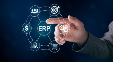 ERP Enterprise kaynak planlama sistemi yazılım iş teknolojisi. Ekranda tıklayan adam