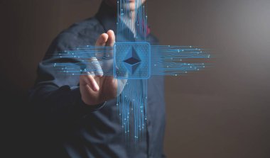 Ana kartta kripto para birimi var. Ekranda tıklayan adam