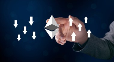 Yukarı ve aşağı okları olan kripto para birimi simgesi. Ekranda tıklayan adam