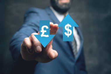 Pound and Dollar in oklar. Ekranda tıklayan adam