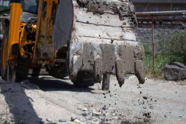 Modern kazıcı çukur kazıyor