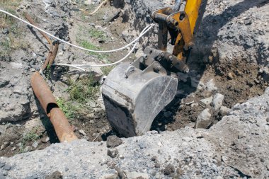 Modern kazıcı çukur kazıyor