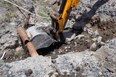 Modern kazıcı çukur kazıyor