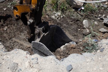 Modern kazıcı çukur kazıyor