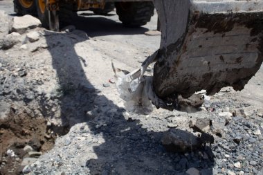 Modern kazıcı çukur kazıyor