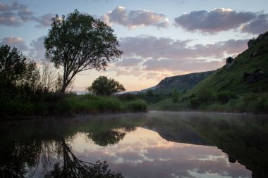 Şafakta gölet. Suyun üzerinde sis