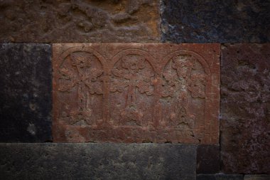 Kilisenin duvarında haçkarlar