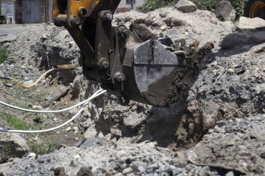 Modern kazıcı çukur kazıyor